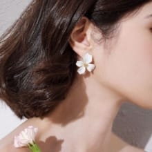 Anting Cantik Mulai 2 Ribuan! Koleksi Kristal & Mutiara Ala Korea ā Bikin Penampilan Makin Anggun