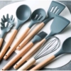 Set Peralatan Masak Silikon 12 Pcs dengan Pegangan Kayu