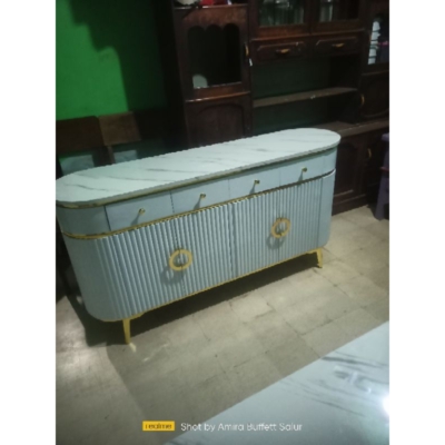 Lemari Stylish dari MDF dengan Kaki Besi Gold